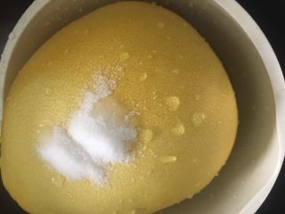 蜂蜜柚子茶,柚子皮用清水加盐搓洗掉表皮的蜡
