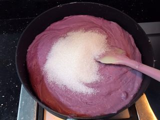 紫薯香芋馅,加入适量细砂糖