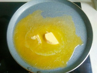 抹茶雪花酥,开小火，不粘锅中放入黄油。