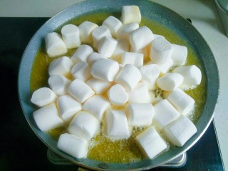 抹茶雪花酥,融化的黄油中放入棉花糖。