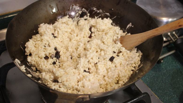 椰油米香-五分钟甜点,拌好，米粒都沾上了糖浆。