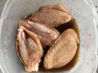 蜜汁鸡翅,用牙签在鸡翅上扎一些小孔，腌制一小时入味（有条件可以提前一晚拿保鲜膜包好，放入冰箱腌制，味道更好）