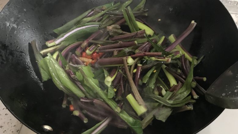 酸辣菜苔,倒入菜苔，不停翻炒，使每根菜苔都能裹上油