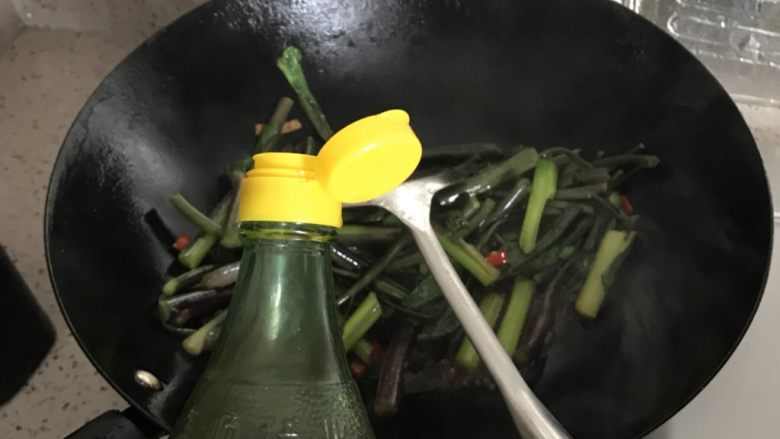 酸辣菜苔,给适量醋，最后适量盐，翻炒