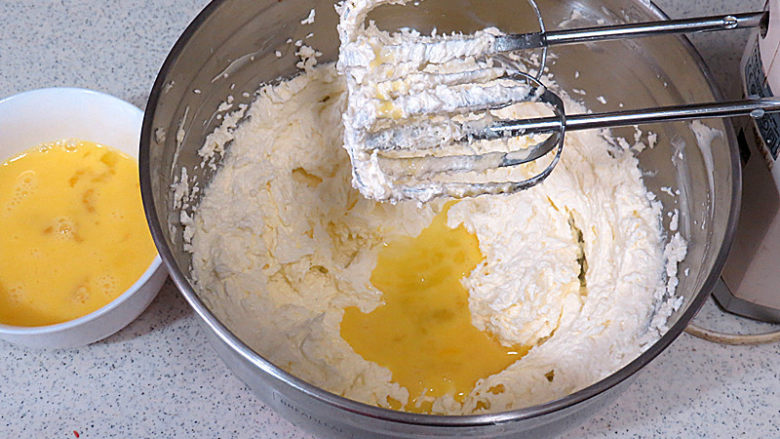 椰子乳酪磅蛋糕,分多次加入鸡蛋液，加一次打匀后再加一次