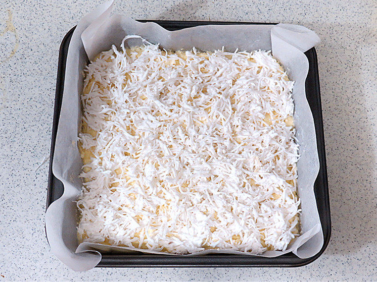 椰子乳酪磅蛋糕,把泡好椰浆的椰丝铺在表面