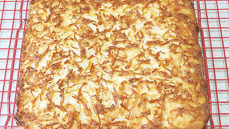 椰子乳酪磅蛋糕,烤制完成放晾网上晾凉