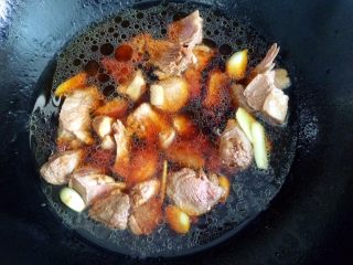黑酱油＋红烧土豆鸭肉,翻炒几分钟，加2碗水