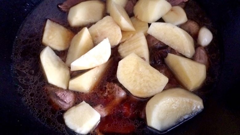 黑酱油＋红烧土豆鸭肉,盖上锅盖中火焖20分钟后，加入土豆