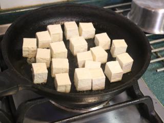 黑酱油+素食烧肉-酱烧豆腐,平底锅中火热油后，将豆腐摆入。