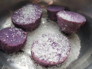 紫薯糯米饼,紫薯洗净削皮蒸熟，趁热加入白糖