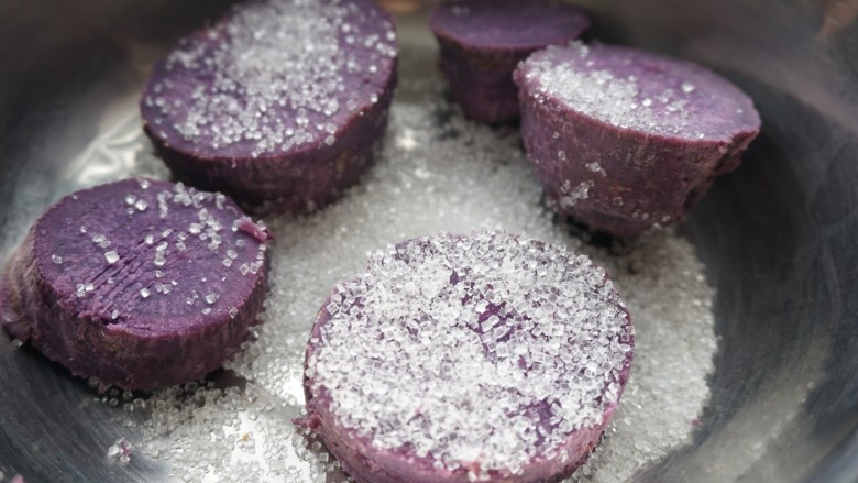 紫薯糯米饼,紫薯洗净削皮蒸熟，趁热加入白糖