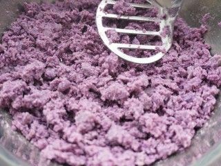 紫薯糯米饼,压成泥状