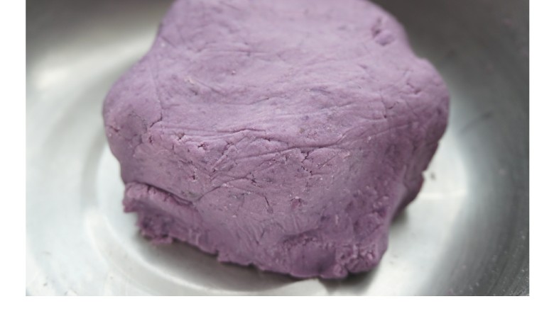 紫薯糯米饼,带上手套揉成光滑的面团