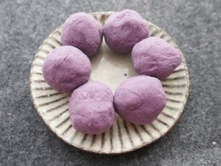 紫薯糯米饼,平均分成六分，搓成团