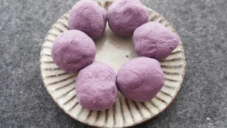 紫薯糯米饼,平均分成六分，搓成团