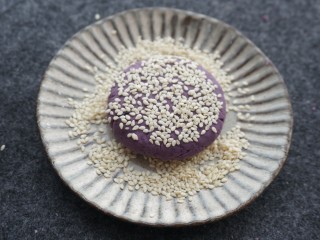 紫薯糯米饼,摁扁，表面蘸少许白芝麻