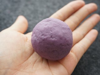 紫薯糯米饼,或者不包馅料，直接搓圆沾上芝麻按扁也可以