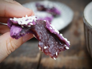 紫薯糯米饼,拿在手里热乎乎的，忍不住来上一口