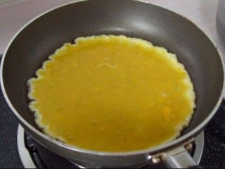 火腿肉松三明治,平底锅中倒少许橄榄油，将鸡蛋液入锅煎鸡蛋饼；