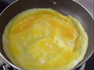 火腿肉松三明治,蛋液表面凝结时，鸡蛋饼翻个面，再煎1分钟即可盛出；
