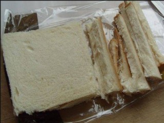 火腿肉松三明治,将方面包的边缘切掉；