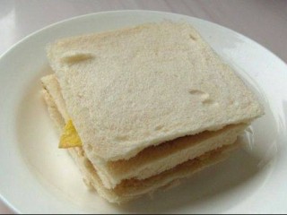 火腿肉松三明治,最后再叠加上一片面包就可以了。