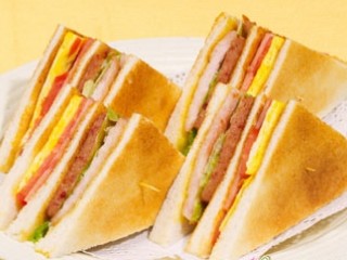 火腿肉松三明治,面包沿两个对角切开，分成四小块儿摆盘即可。