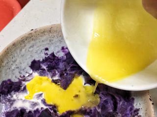 紫薯开口笑,倒入紫薯泥里面，同时倒入淡奶油进去，拌匀