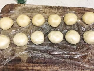 紫薯开口笑,这时拿出松弛好的面团，分成等份的12个，油酥和油皮各6个
