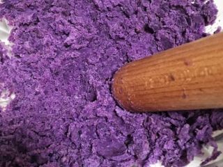 紫薯开口笑,用擀面杖捣成泥