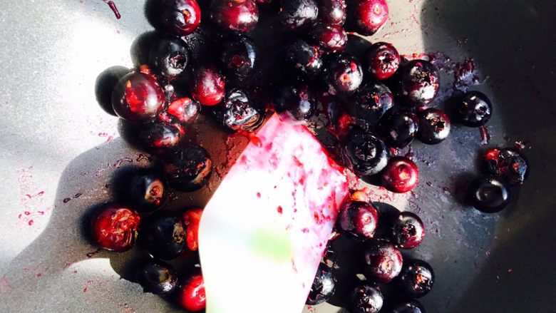 养眼又养胃的“冰淇淋”～蓝莓山药,一边翻一边用锅铲按压蓝莓，重复步骤，直到蓝莓全部变软烂。

