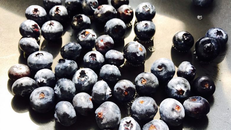 养眼又养胃的“冰淇淋”～蓝莓山药,把洗好的蓝莓，倒入不粘锅里，开小火，翻拌出汁。