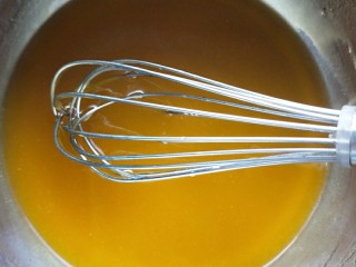 广式蛋黄豆沙月饼,用手动打蛋器搅拌至乳化