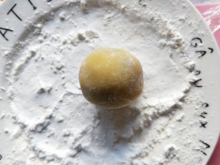 广式蛋黄豆沙月饼,包好的月饼坯放入玉米淀粉中滚一圈