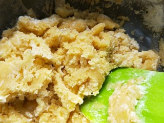 广式蛋黄豆沙月饼,用刮刀搅拌均匀