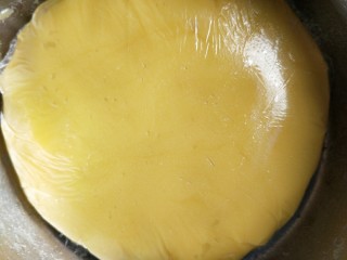 广式蛋黄豆沙月饼,揉好的面团盖上保鲜膜 ，静置两个小时