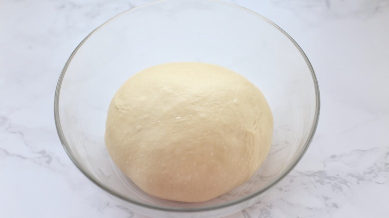 养乐多淡奶油小餐包,将面团放进容器中覆盖保鲜膜进行基础发酵
