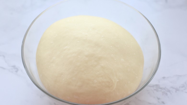 养乐多淡奶油小餐包,待面团发酵至原来的2.5倍大