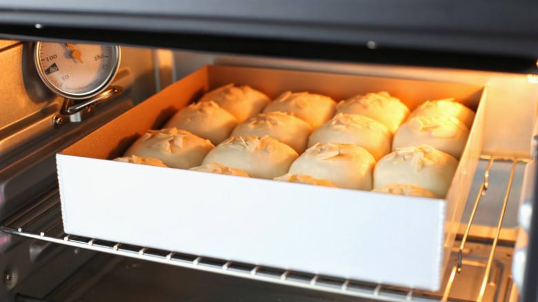 养乐多淡奶油小餐包,提前将烤箱上火170度、下火190度预热，放入三层烤箱的中层烤约25分钟