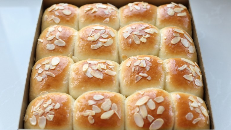 养乐多淡奶油小餐包,面包烤好后取出趁热在表面刷一层黄油液