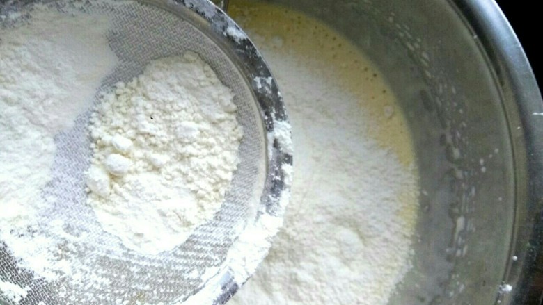 鸡蛋芝麻饼干,把一克盐放入低粉中，筛入低筋面粉