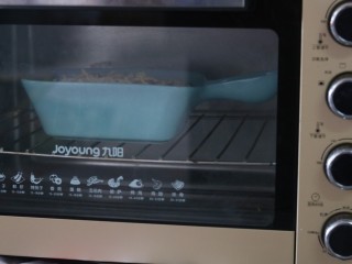 芝士焗年糕,放入预热好的烤箱，170度，15分钟即可