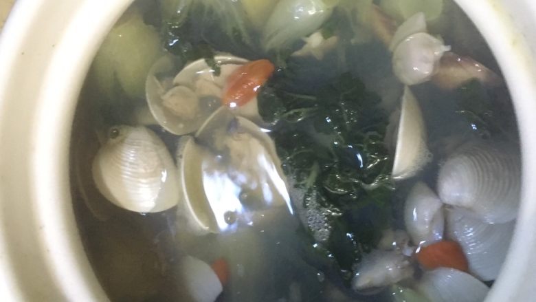 沙白奶白鲜虾汤,把菜煮到软绵的状态后，加入清洗干净的沙白。