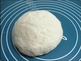 美味灌汤包,把盐加入面粉里，加入适量水和成稍软的面团（水量，根据不同的面粉吸水程度适当调整）盖上湿布醒发，然后做包子馅儿；