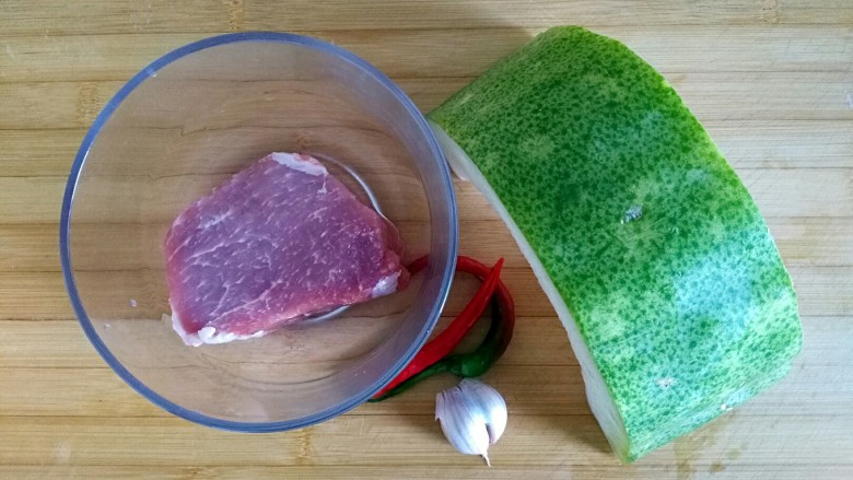 蚝油肉末冬瓜（微辣）,食材备齐
就是这么简单！