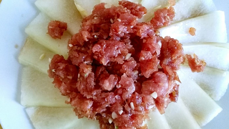 蚝油肉末冬瓜（微辣）,腌制好的肉馅铺在冬瓜片上