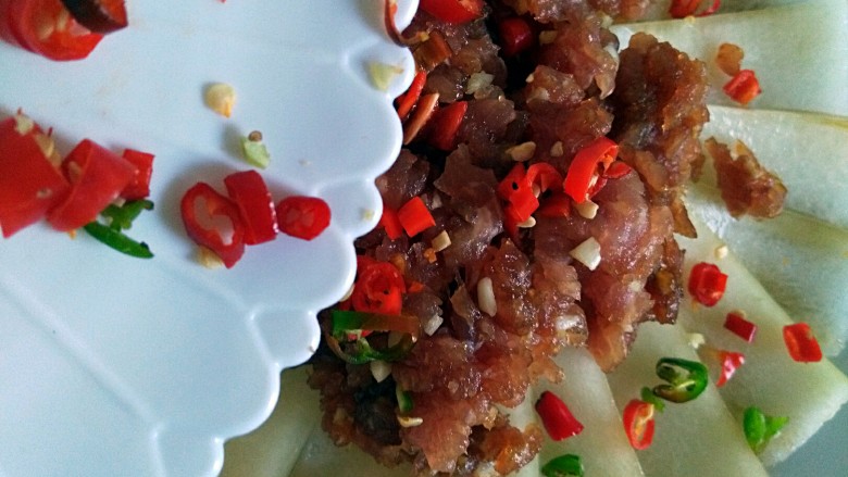 蚝油肉末冬瓜（微辣）,撒适量切碎的小米椒