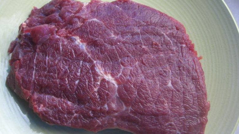 炙子烤蜜汁牛肉,牛肉选少筋膜的牛里脊最佳，而且是排酸的鲜牛肉，这样的牛肉适合这种做法，千万不能用冷冻的，冷冻的不适合这种做法