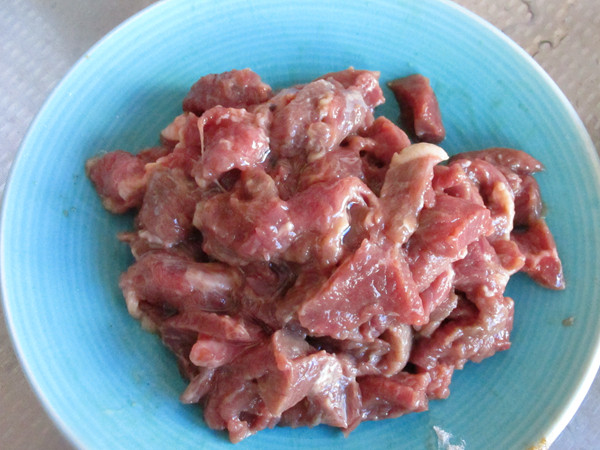 炙子烤蜜汁牛肉,拌均匀，这样腌制处理过的牛肉，即可以放在肉片粘连，又可以充分锁住肉的水分，做好的牛肉会很嫩